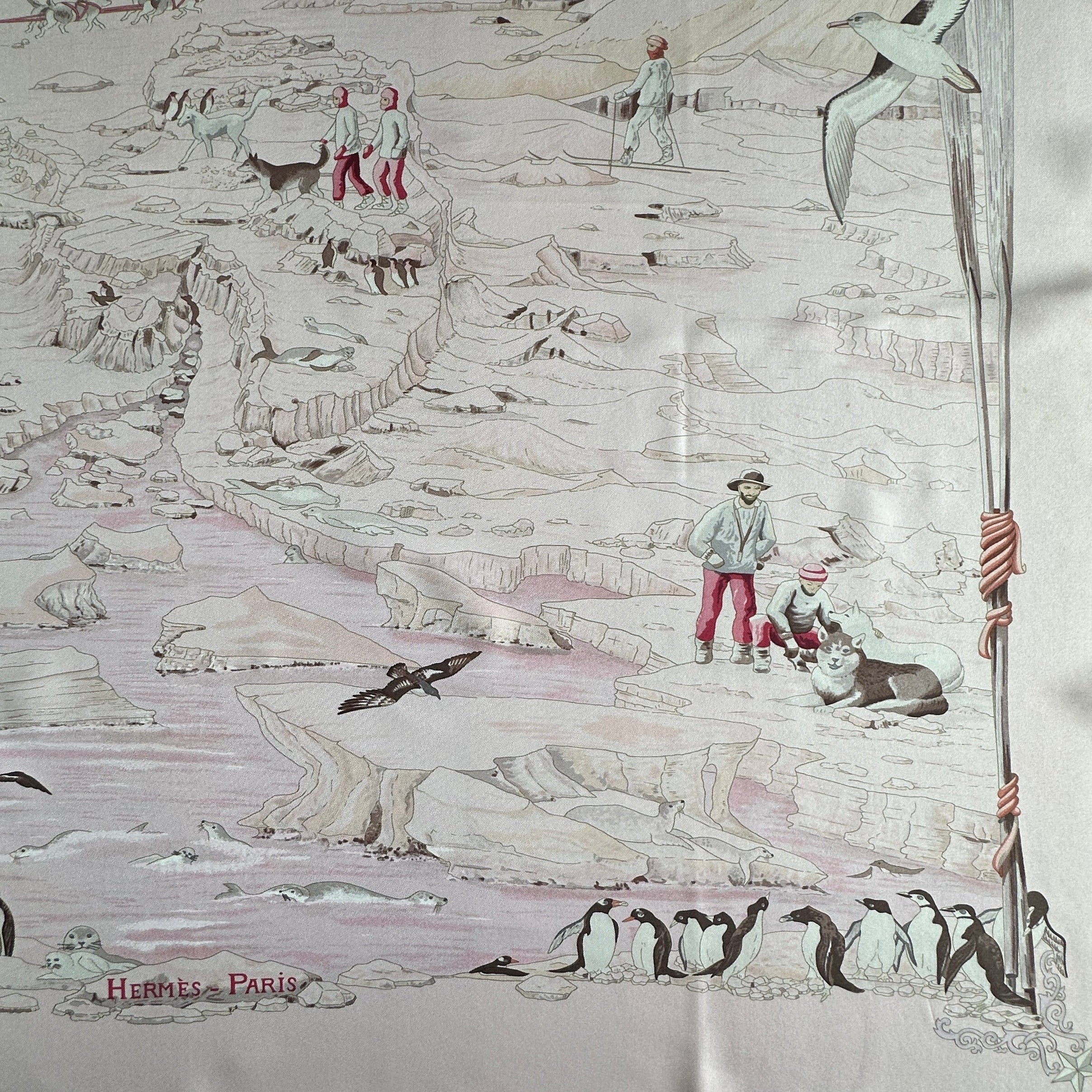 Vue partielle droite du foulard montrant les explorateurs et leurs chiens