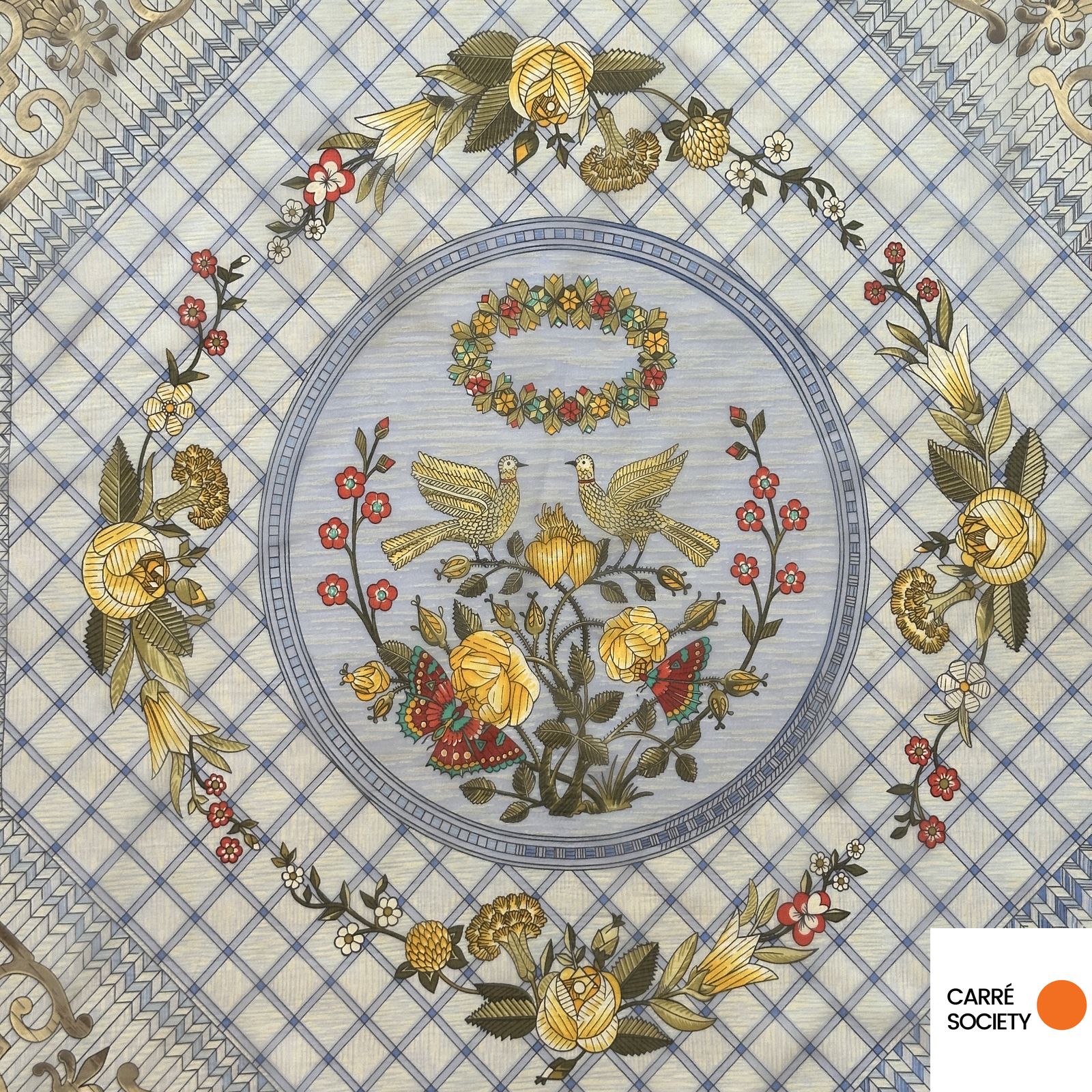 Détail central du carré Hermès Jeux de Paille en voile de soie avec colombes, roses et guirlande florale