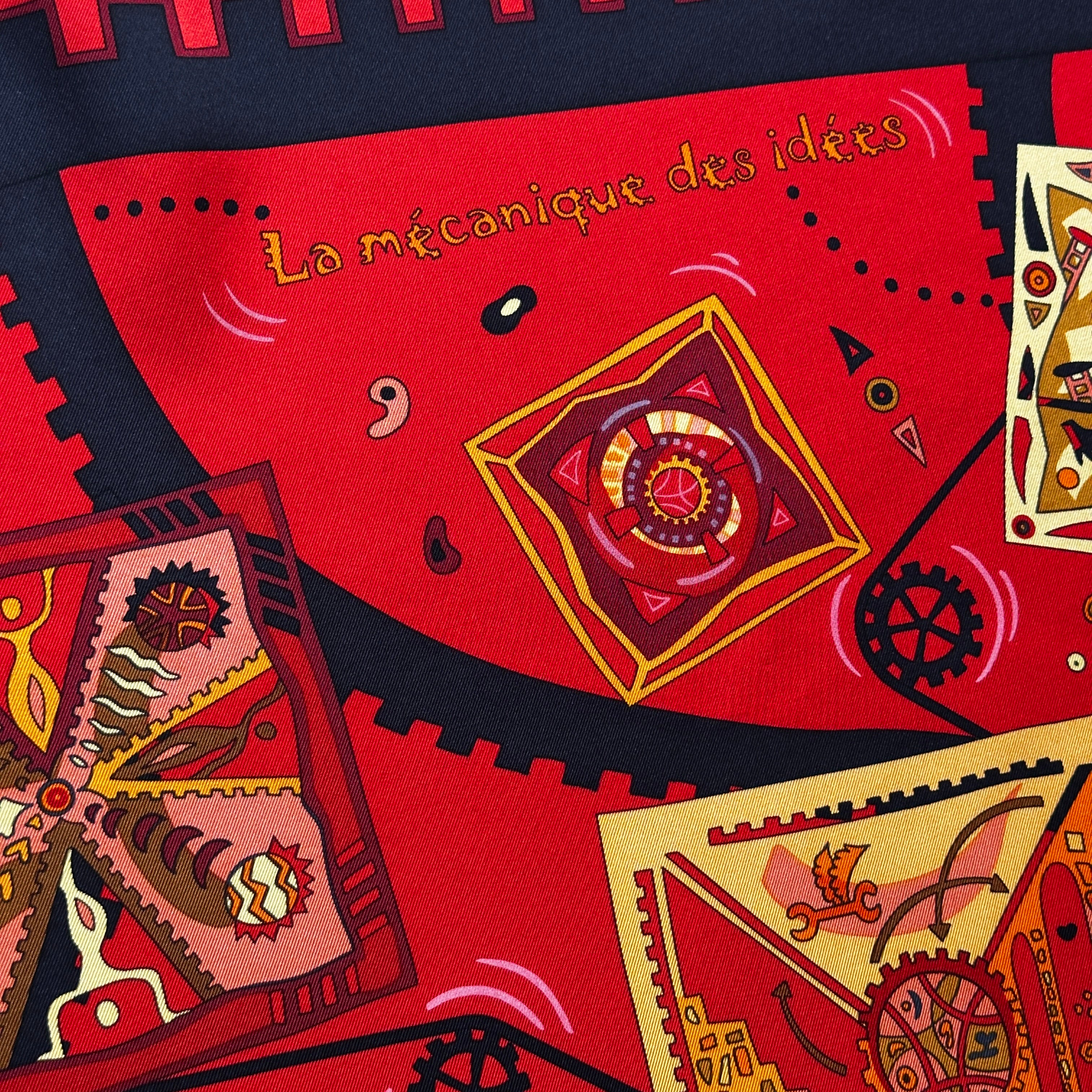 Inscription calligraphiée du titre La Mécanique des Idées sur le carré de soie.