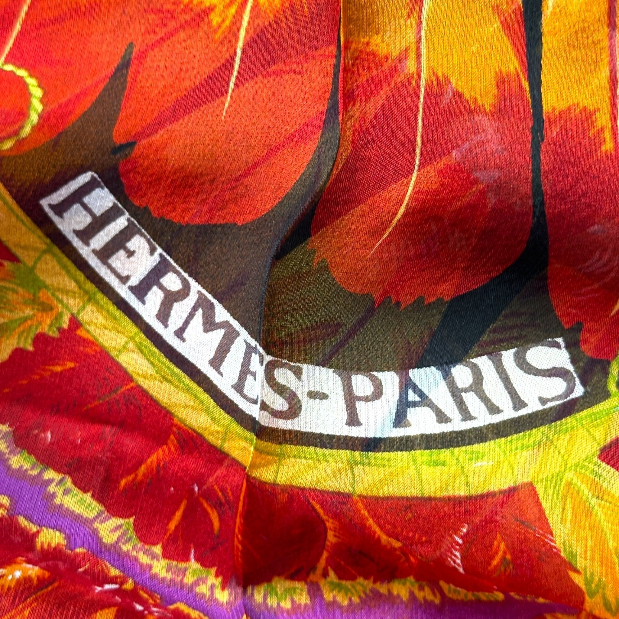 Signature Hermès Paris intégrée dans le décor végétal