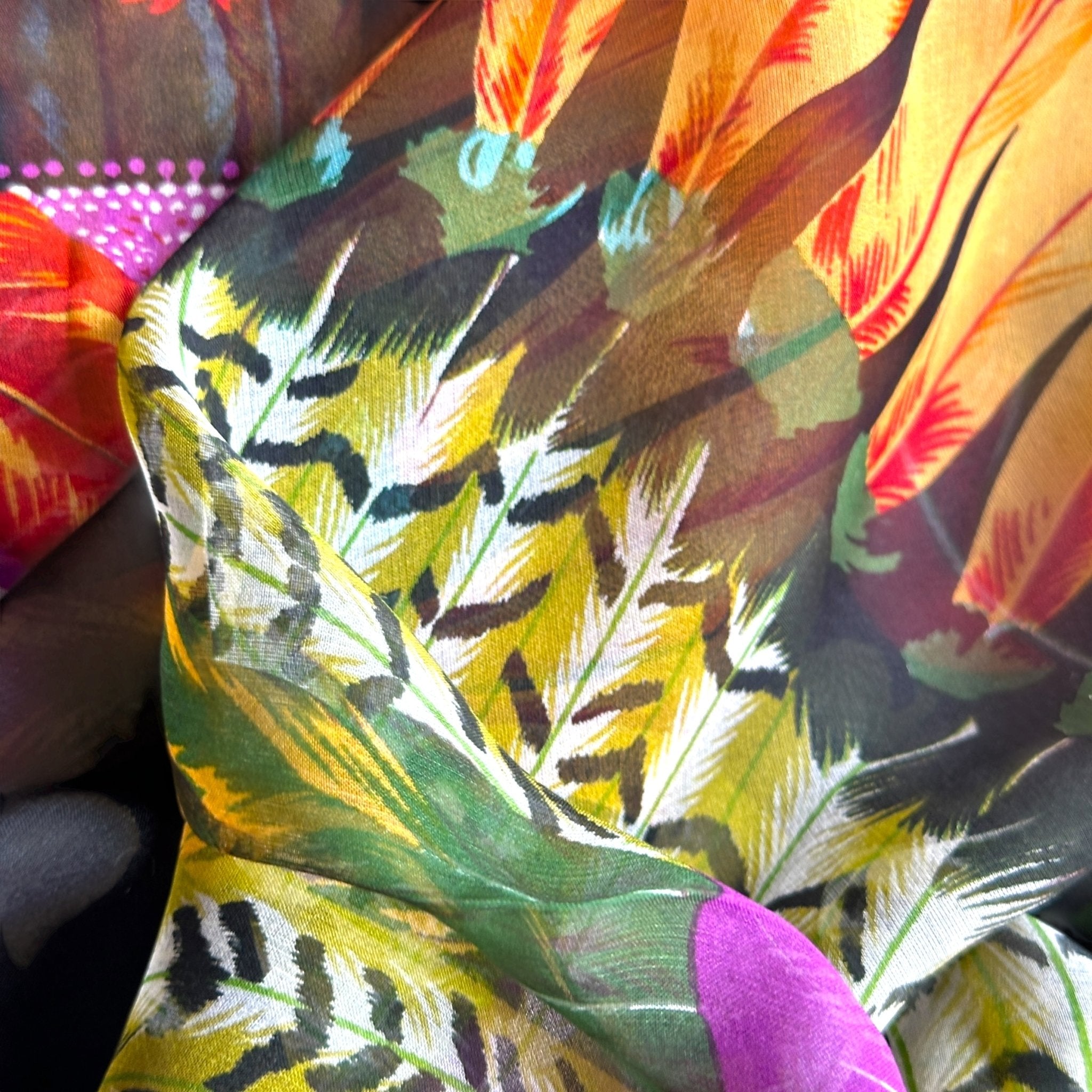 Détail du motif : palmes et oiseaux tropicaux