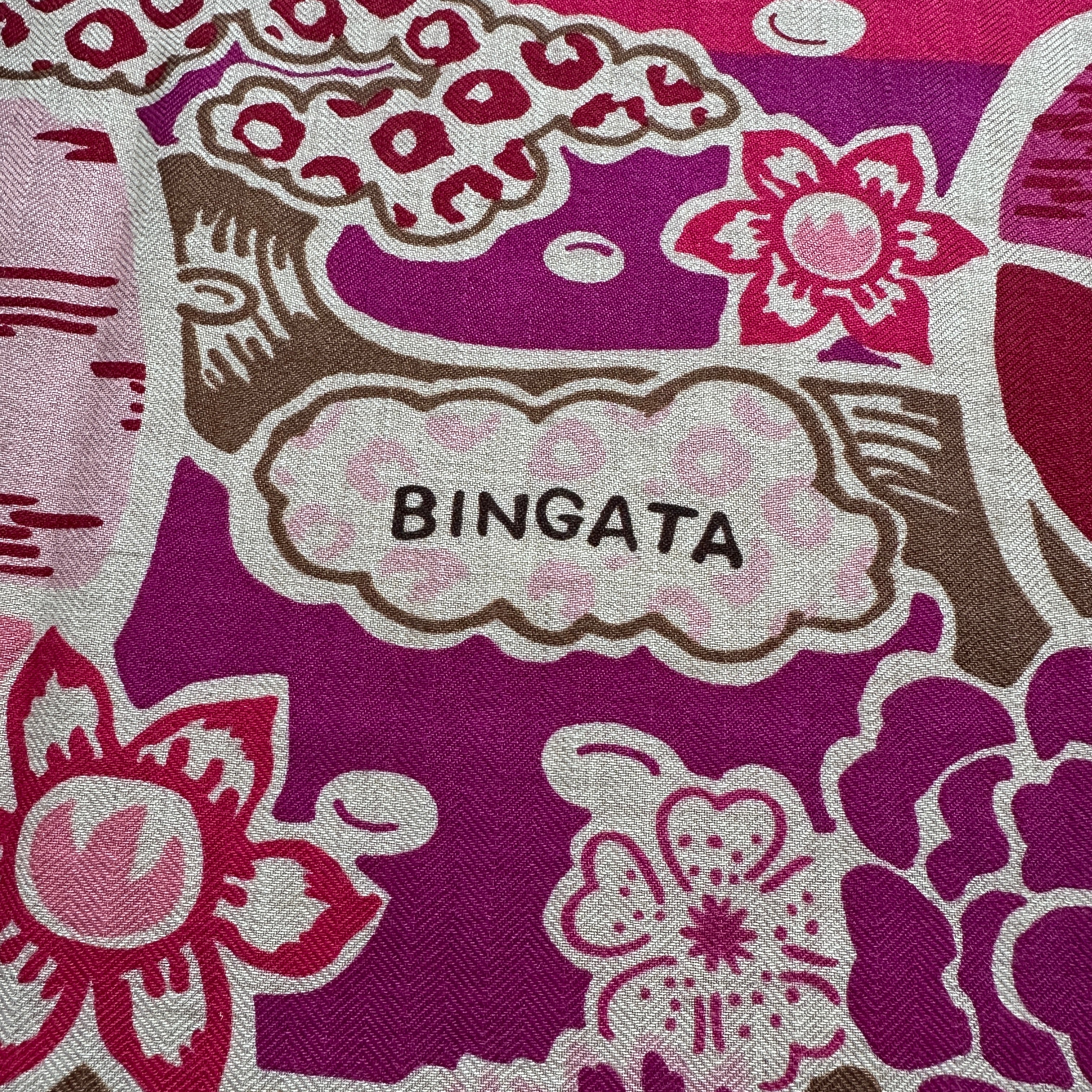 zoom sur le nom du carré Hermès Bingata